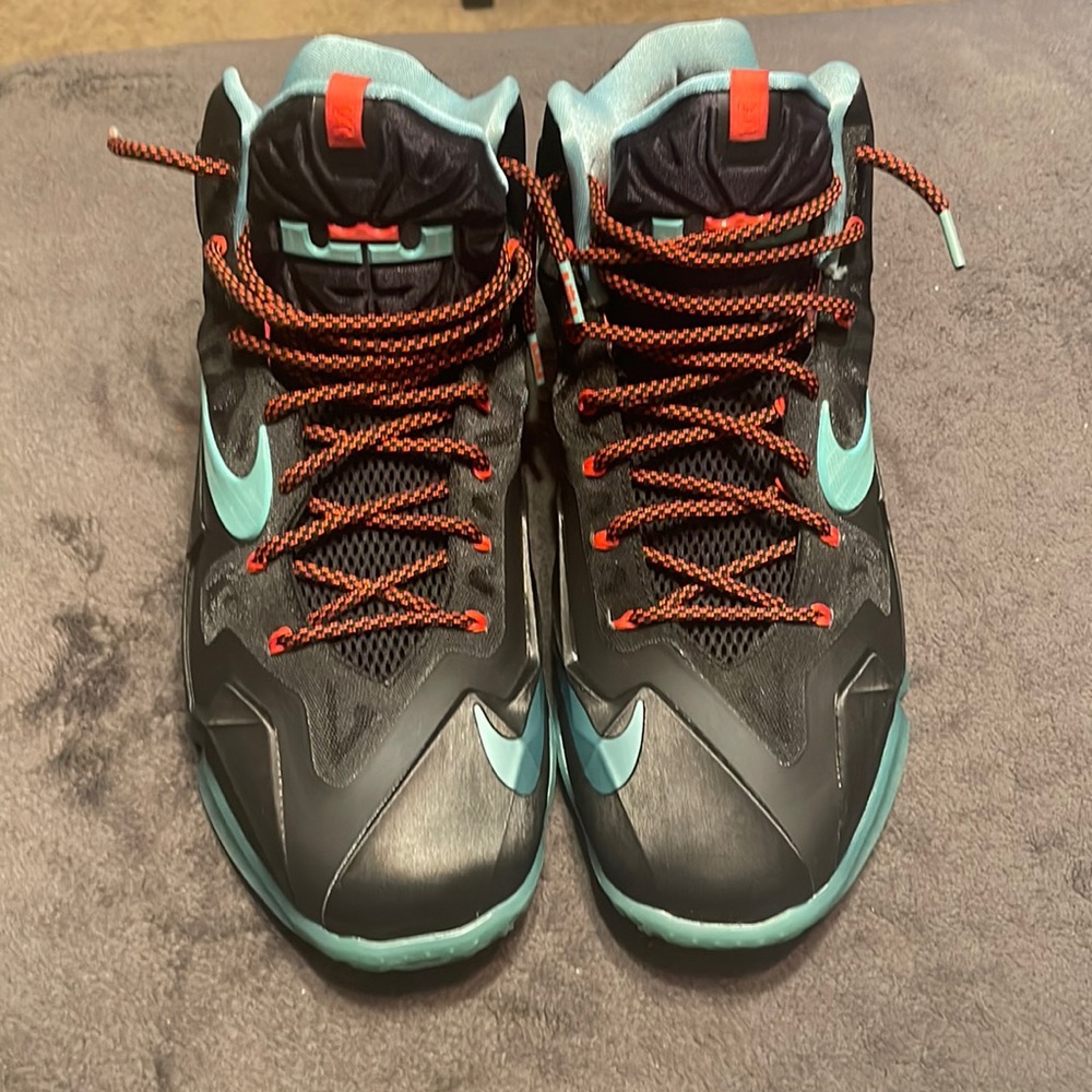 Nike Lebron XI Size 13 Mens